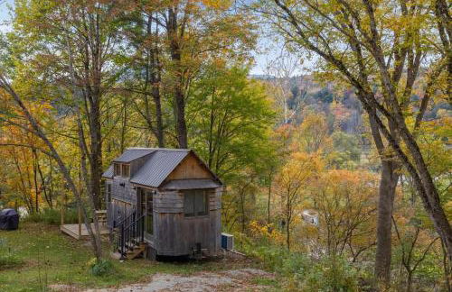Caboose Tiny Home on river with hot tub near Stowe - Foto 36