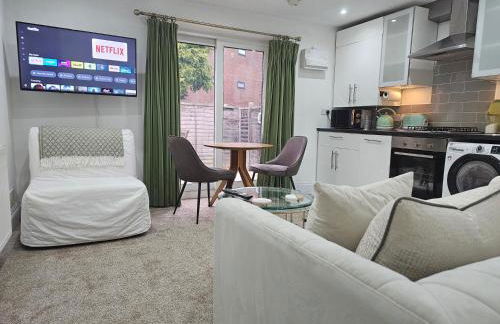 StayZen Apartments - Private Garden & Free Parking Ground Floor Central Woking - Business & Leisure - Photo 3