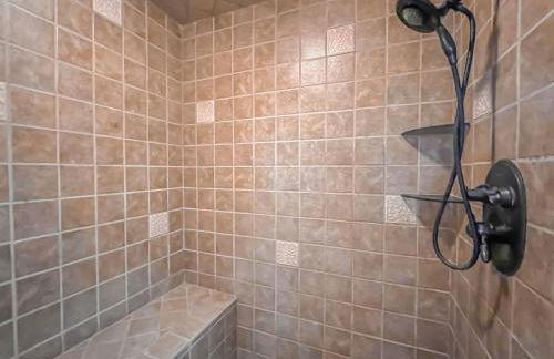 Luxury Stunning Mountaintop Home with Hot Tub and Lake Views - Foto 17