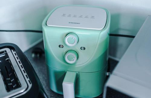 Luxury 3-Bedroom Apartment with 75-Inch TV, Fireplace & Terrace near Manchester Airport - Photo 20