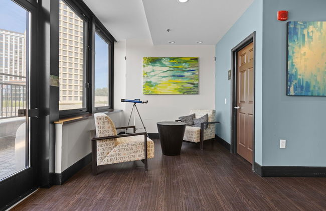 Sleek 2BR Downtown Retreat with Gym - Foto 46