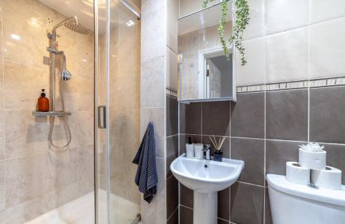 Arte Stays Serviced Houses Stratford - 3 Bedrooms 2 Bathrooms Houses London, Stratford, Maryland, Free Parking, Garden, Weekly or Monthly Stays - up to 8 guests - Foto 69