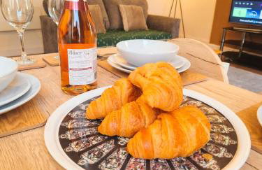 Modern 2BR Apartment - Prime Location Near Beach & Town - Sleeps 5 - Foto 16