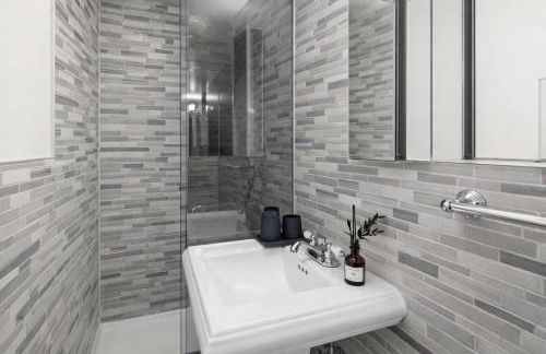 Modern Manhattan Haven Near Everything - Photo 8