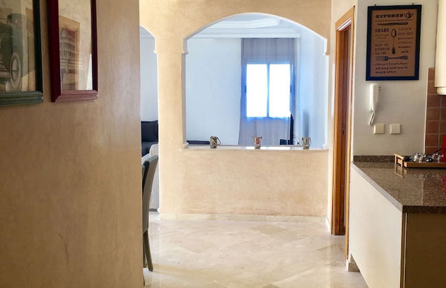 Luxurious Apartment with Private Garden - Photo 2