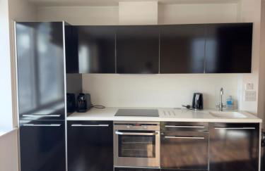 Modern 2 Bedroom Penthouse with Balcony & Parking - Foto 14