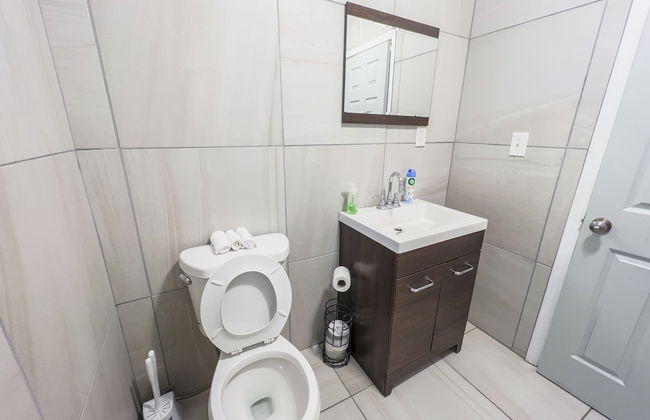 The Stone Castle - With Private Yard & Parking, Near Falls & Casino by Niagara Hospitality - Foto 24