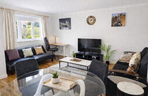 Modern 3 Bedroom Home, Free Parking, Garden, Sleeps 7 - Photo 25