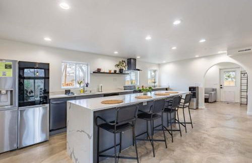 Modern 5BR Home with Mtn Views BBQ & Pool Table - Foto 17