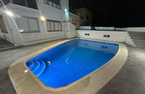 Bonito Chalet en Benidorm, negocios, estudios, salud - Foto 2