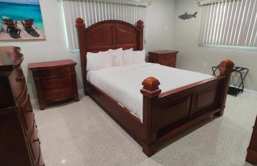 Riverside Retreat: Deck Bar, FirePit, Boat Parking - Foto 4