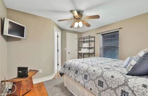 Spacious renovated 4br downtown home w firepit sleeps 8+ - Photo 12