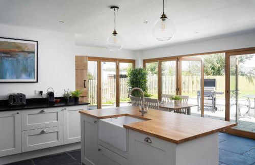 4-Bed Cottage - Pets with Garden & Wood Burner - Foto 3