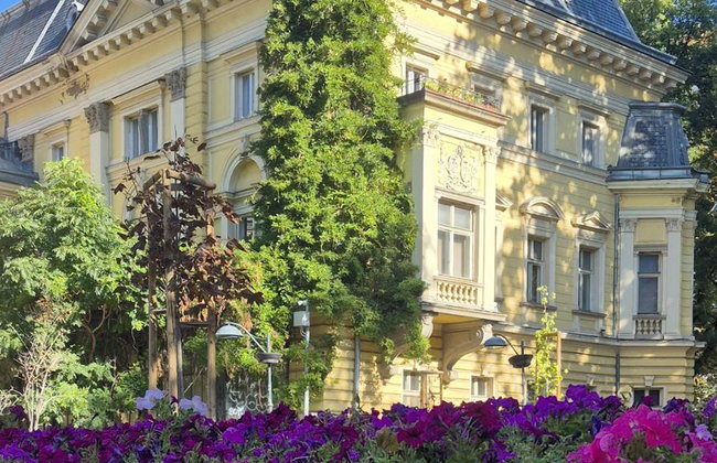 Feel the City: Insider Walking Tour of Sofia With a Local Expert Guide - Foto 3