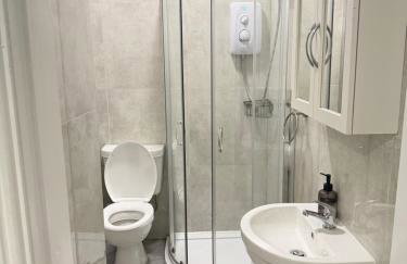 Modern 2 Bedroom House with 2 Ensuite and Free Parking - Photo 13