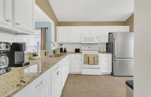 Dream Stay Orlando with a pool and home theater - Photo 16