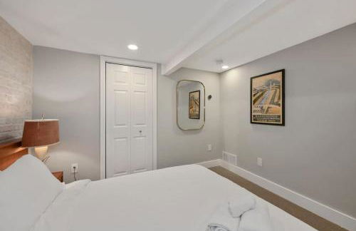 Massive Mid-Century Marvel 5 Bedrooms and Parking - Foto 29