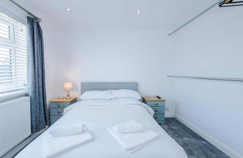 Modern 1BR Apartment in Whitefield, Manchester with Private Parking - Foto 6
