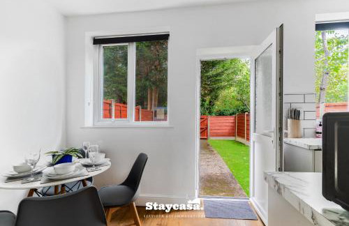 Spacious 2BR Home w Garden 2-Min Walk to Town - Foto 28