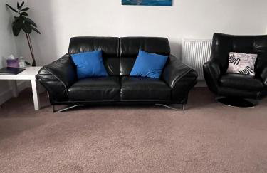 Spacious 2 bedroom flat nearby train and bus station - Foto 1