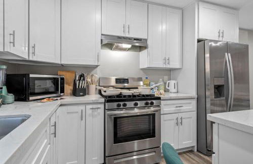 Entire Private Home with 3 Bedrooms 2 Bathrooms, Gated Yard, Garage, Hot Tub, 4-Beds, Golf, Mira Mesa, Available Now - Photo 39