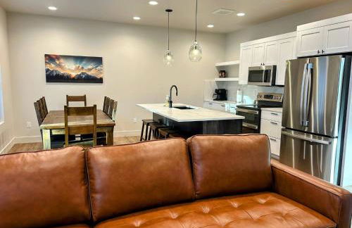 Peaks & Pines Modern Gem, 2 Kings, Bunks, Hot Tub, Walkable, Kid's Cove - Foto 1