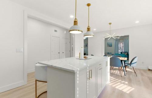 New Modern Updated Secure and Private Home - Foto 16