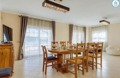 Villa Mikael - Free Wi-Fi - Aircon - Private Pool by bedzy - Foto 8