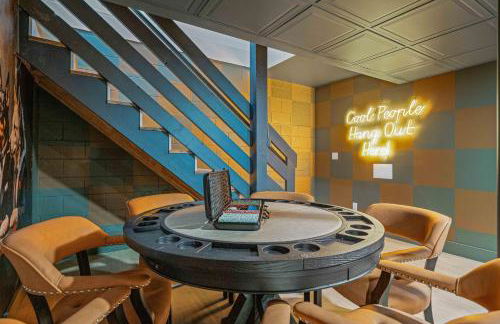 Newly Renovated Luxe Home near Asheville | Pool, Hot Tub, Theater & Games! - Foto 44