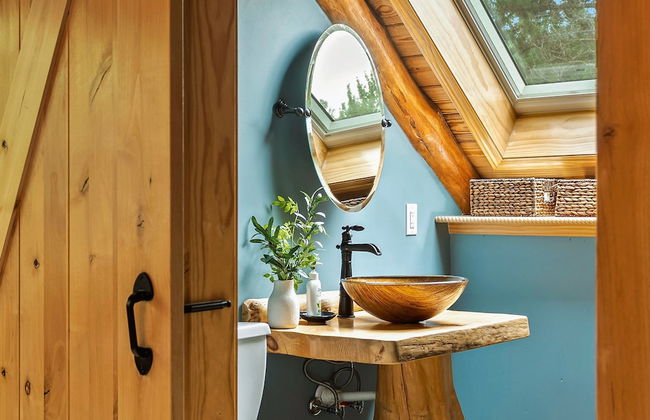 The Bigwood Cabin by Avantstay Hot Tub Firepit Pool Table Private Yard - Photo 36