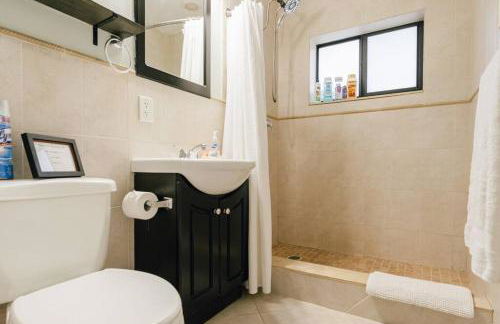 Two blocks from Beach - Walk to the water! - Foto 12