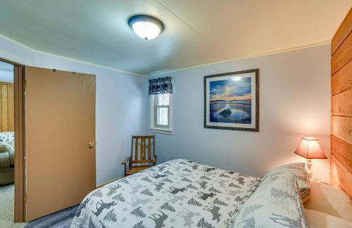 Ice Fish and Snowmobile Riverfront Manistique Cabin - Foto 12