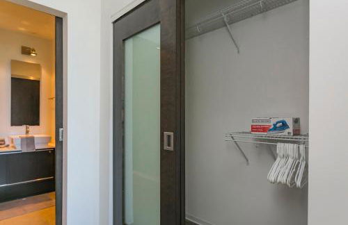 Mid Century Modern Downtown Condo | 30+ Night Min - Foto 50