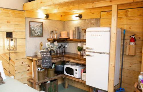 Meadow View Romantic Nature Stay w Barn, Outdoor Tub and Sauna - Foto 16