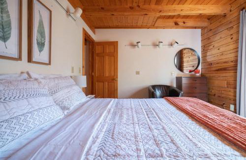 Creekwood Chalet - Hocking Hills with Hot Tub and Near Hiking - Foto 16