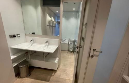 Modern self-contained Ground and Basement studios - Foto 9