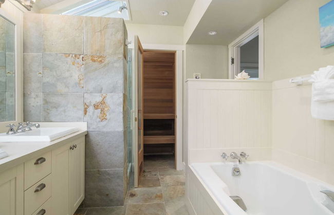 Chapman Cove by Avantstay Gorgeous Beach Bungalow w/ Sauna - Photo 13