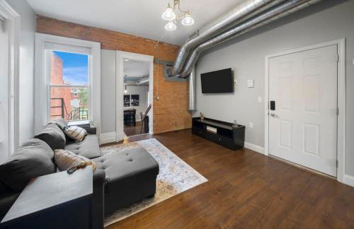 City Escape 2BR Steps to TQL near OTR and Downtown - Foto 7