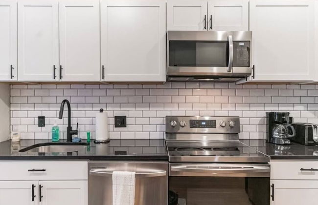 Historic DC Gem Spacious Rowhouse Private Patio - Photo 8