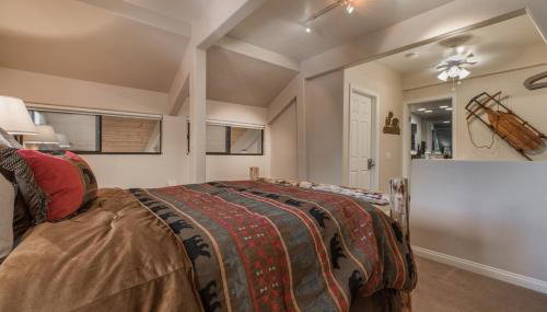 Mammoth Basecamp Condo with Views near Village with AC and Fireplace - Foto 5