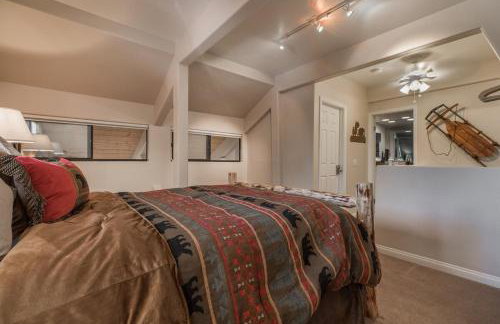 Mammoth Basecamp Condo with Views near Village with AC and Fireplace - Foto 5