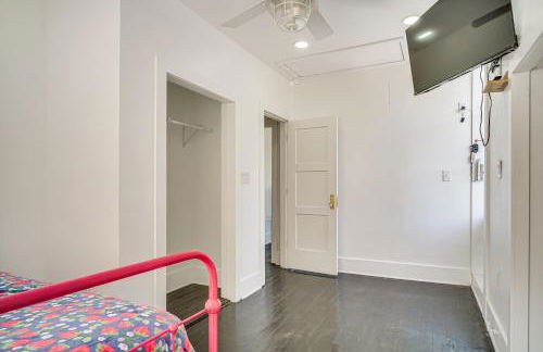 2 Mi to Gator Chateau Vibrant Home with Balcony - Foto 23