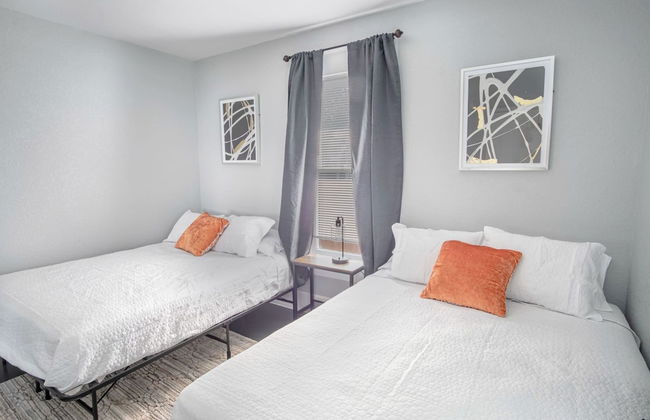 Wonderful 3 BR 2 BA Near Downtown - Photo 4