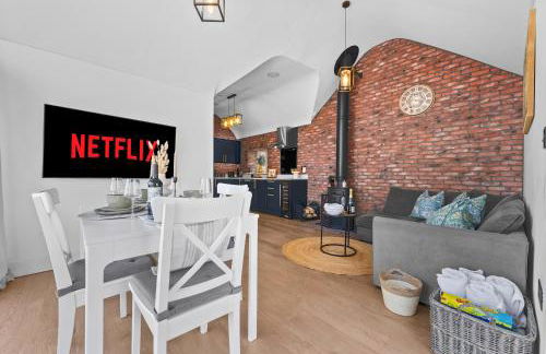 The Oak Sty - 2 Bed Countryside Cottage Escape in Durley with Hot Tub, Unique rural retreat, Private Parking, Sleeps 4 & Pet friendly - By Blue Puffin Stays - Photo 4