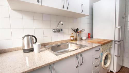 Stunning Apartment In Pineda De Mar - Photo 5