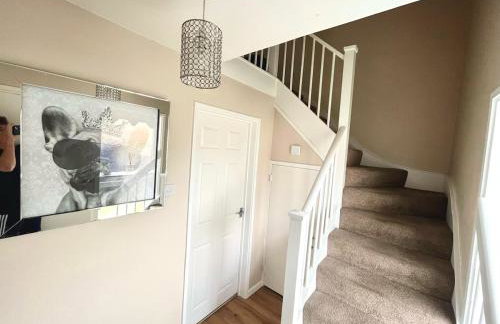 Clicketts - 3-Bedroom, Full Entire House, Sleeps 6 guests, Free wifi, Street Parking, Smart TV, Basildon, Essex London - Foto 3