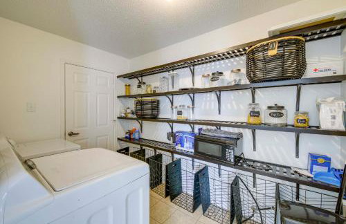 Camby Home with 3 Living Areas and Community Pool! - Foto 15