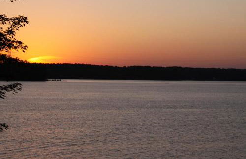 Lakefront Troutman House with Spectacular Sunsets! - Foto 37