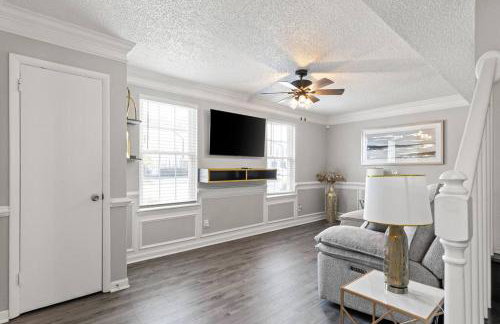 Fly In Style! Charming Townhome 6 Mins from RIC! - Foto 17