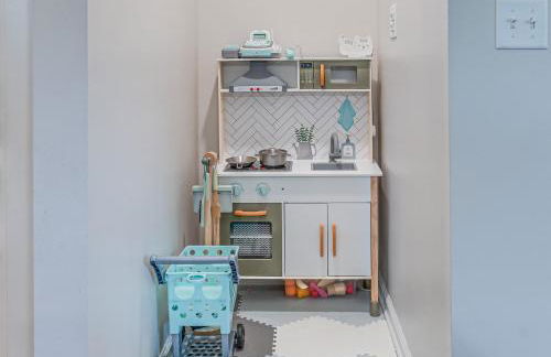 Beautiful 3BR Home Near Lake MI - Photo 11